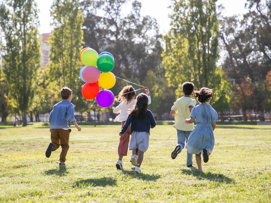 Niños y niñas jugando