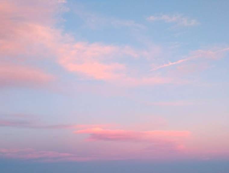 Cielo con nubes de color rojizo.