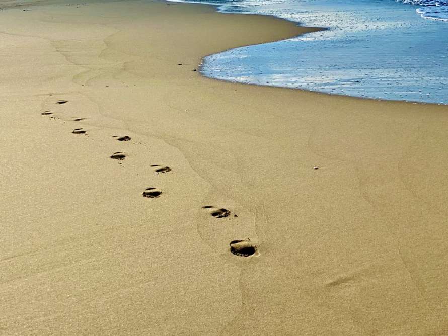 Huellas en la arena de la playa.