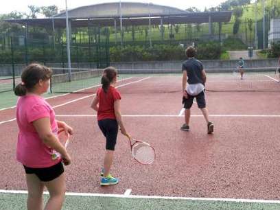 Actividad deportiva de mini tenis.
