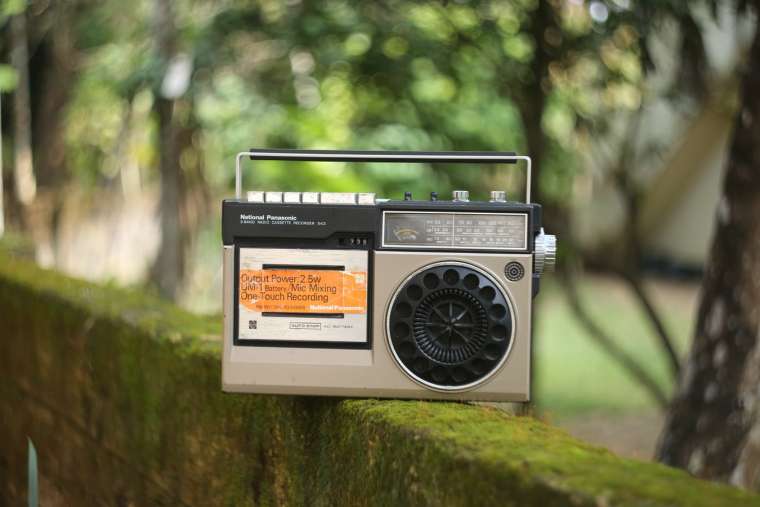 Radio en un entorno boscoso.