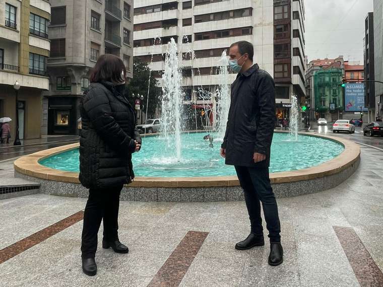 Los concejales Natalia González y Olmo Ron, ante la fuente de la plaza del Carmen