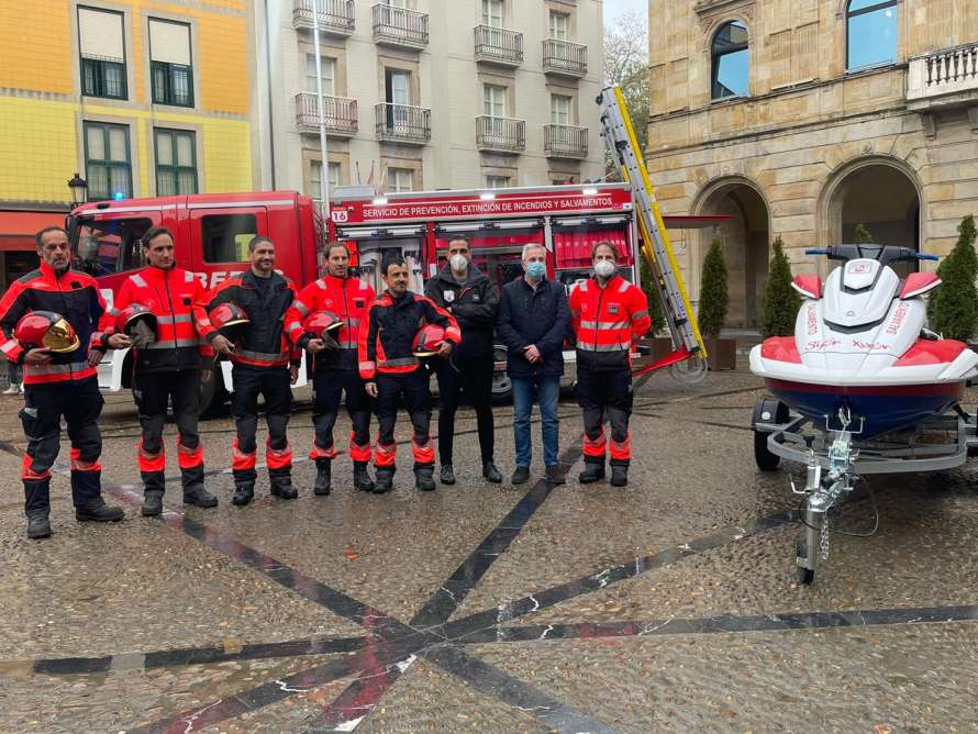 Presentación camión bomberos y moto acuática