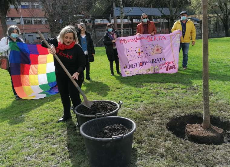 Plantación del árbol en memoria de Berta Cáceres