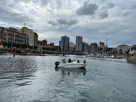 Recorrido en lancha por el muelle del Puerto Deportivo de Gijón