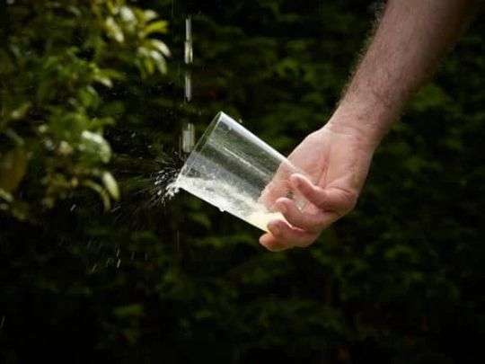 Imagen de mano en primer plano escanciando sidra