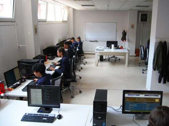 Alumnado módulo página y aplicaciones web de la Escuela Taller "Gijón Acompaña" trabajando con ordenadores