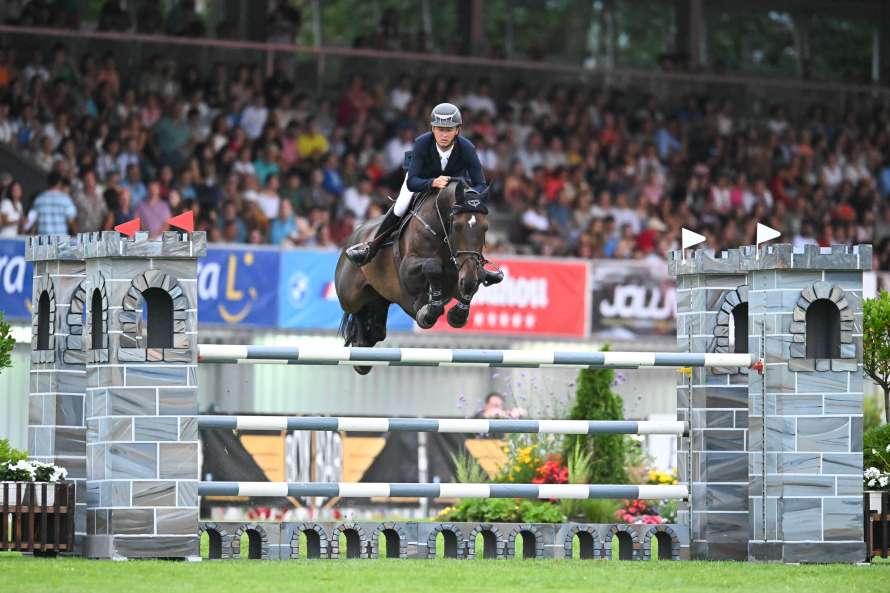 Bertram Allen superando un obstáculo