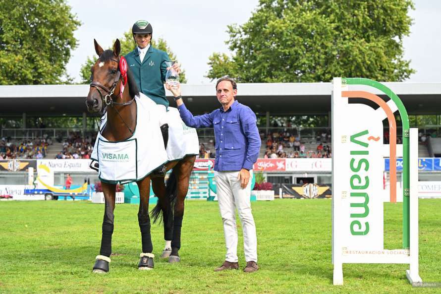 el jinete saudí recibiendo el trofeo de vencedor