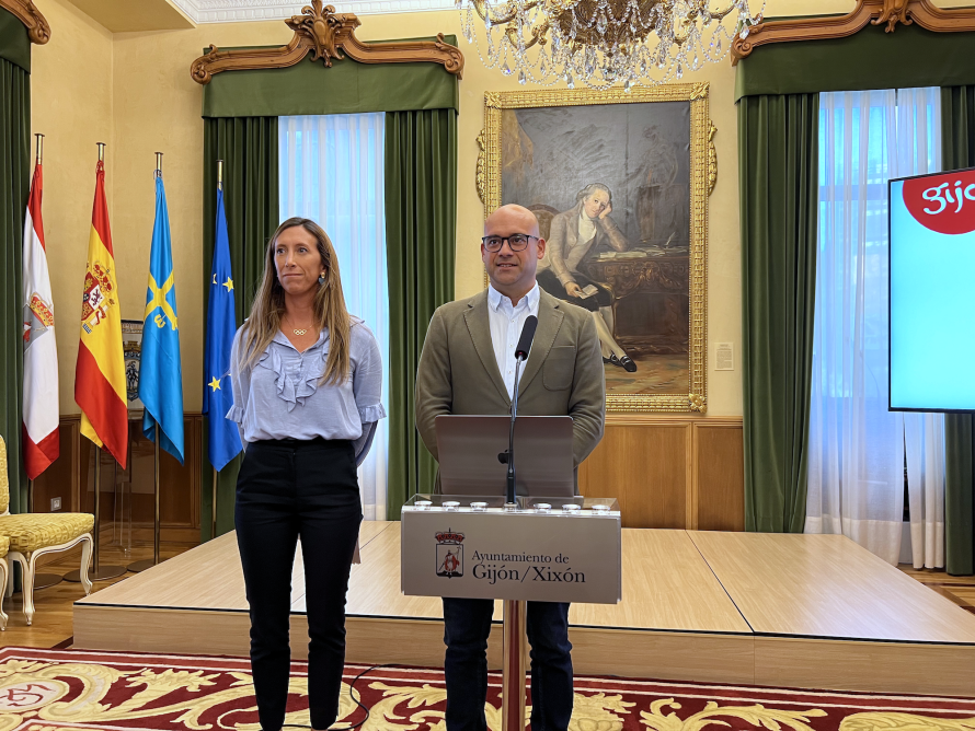 Jesús Martínez Salvador y Ángela Pumariega en Rueda de Prensa