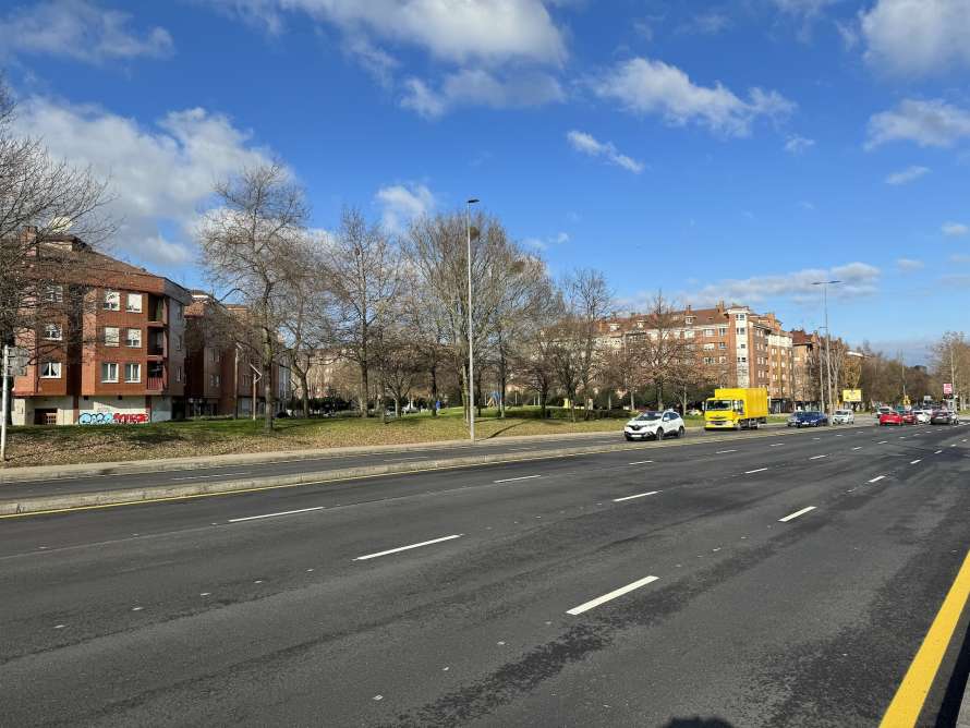 Obras de renovación del pavimento en la Avenida del Llano