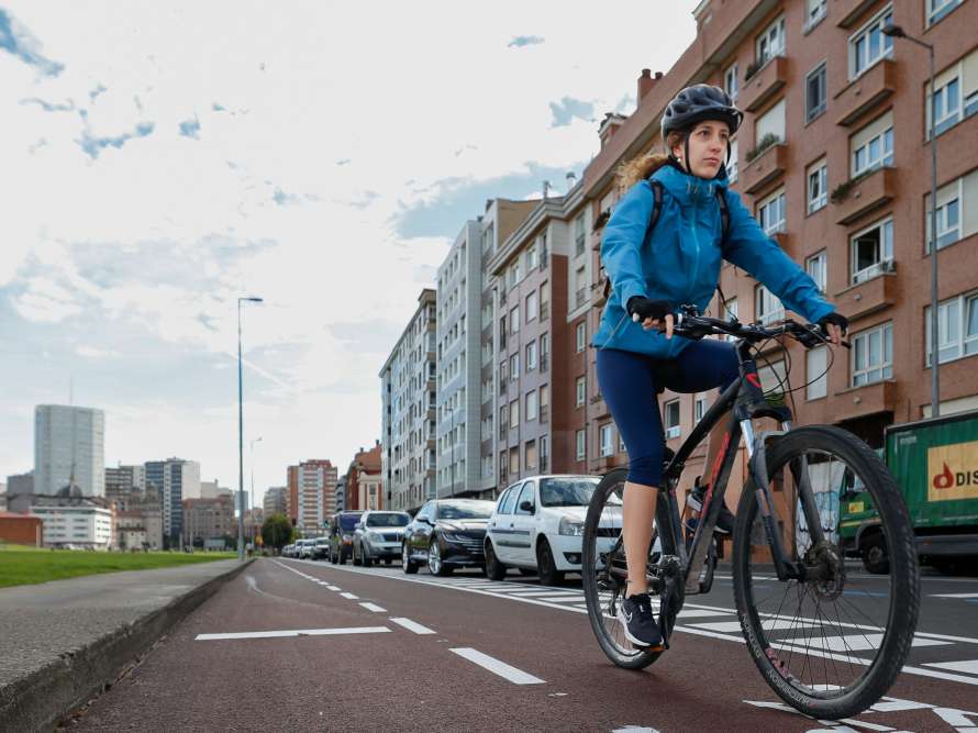 Una usuaria en el carril bici de San Crespo
