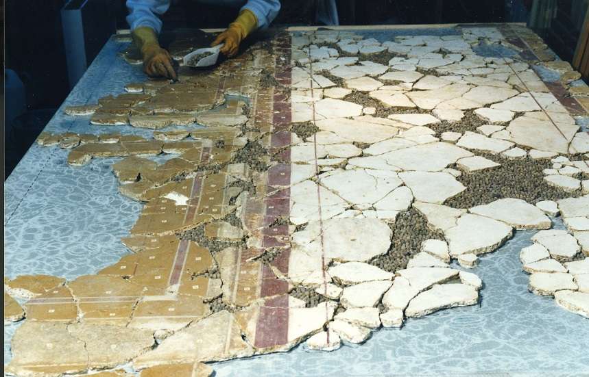 Imagen de los trabajos de restauración de una de las pinturas de las Termas