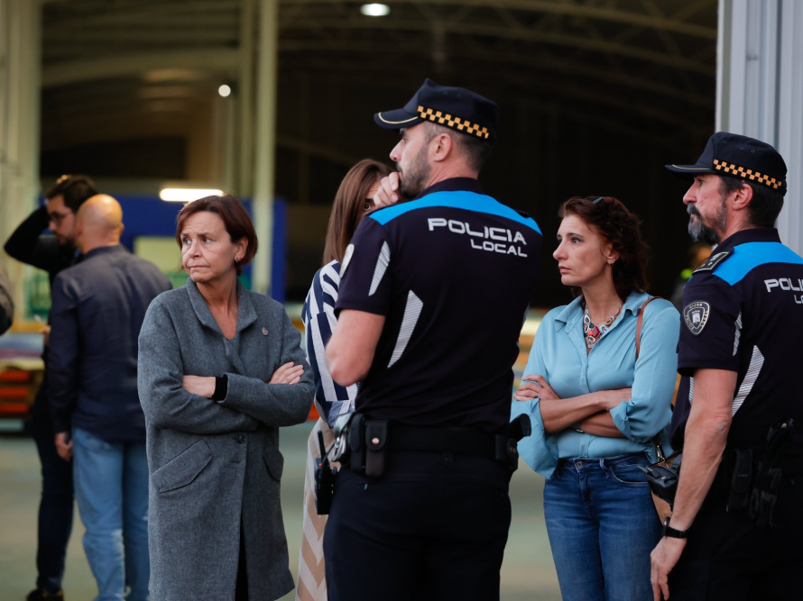 Carmen Moriyón y Nuria Bravo junto a la Policía Local en Las Mestas