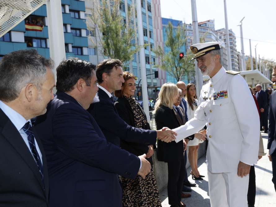 Jorge González-Palacios saludando a Felipe VI en el DIFAS