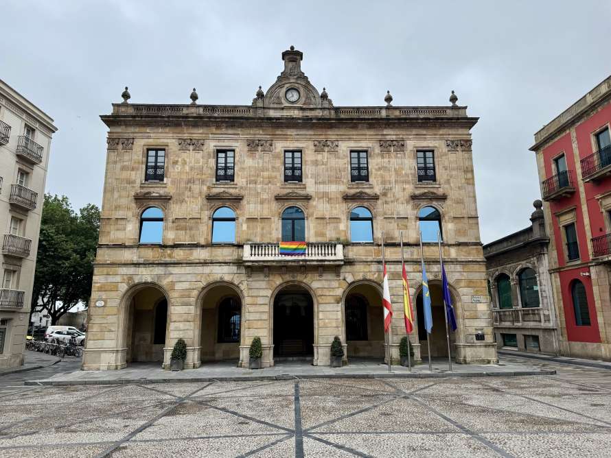 Bandera LGTBI en el balcón del Ayuntamiento