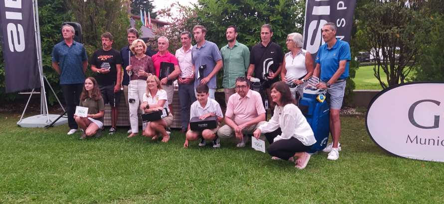 Jorge Pañeda con los ganadores Primer Torneo de Golf Siroko Gijón en La Llorea