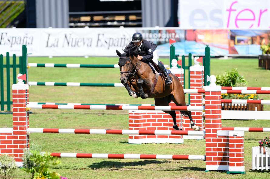 Jules Orsolini vence en el Trofeo Coca Cola con UA POU ISLAND en el Hípico de Gijón