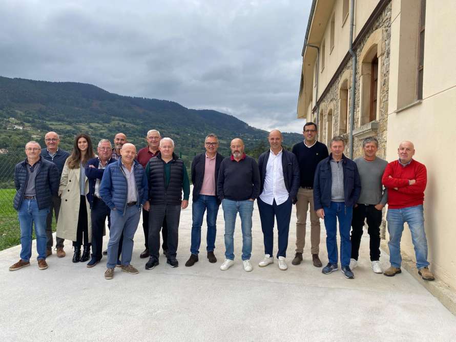 Fotografía de familia con los representantes vecinales de Fano y Valdornón, y los técnicos de la Sección de Brigadas y del Plan de Empleo.