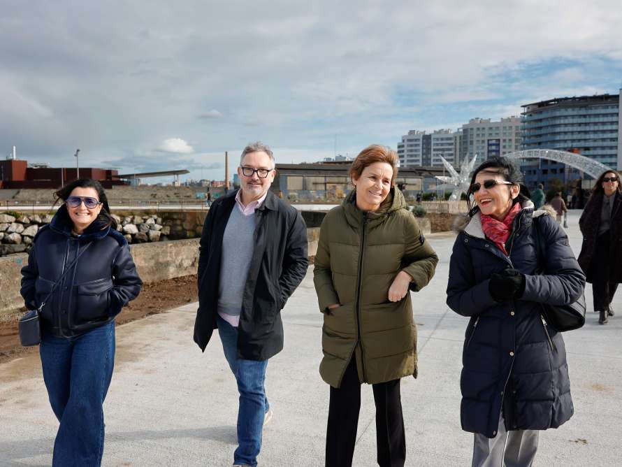 La Alcaldesa, Carmen Moriyón, y el concejal de Infraestructuras Urbanas y Rurales, Gilberto Villoria, visitan el paseo de Naval Azul.