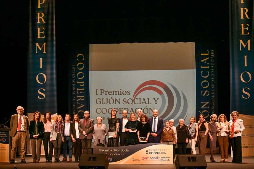 Foto de todos los premiados y quienes entregaron los galardones