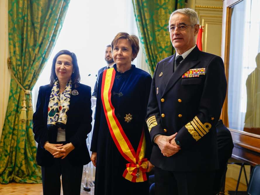 Carmen Moriyón recibe la Cruz al Mérito Naval