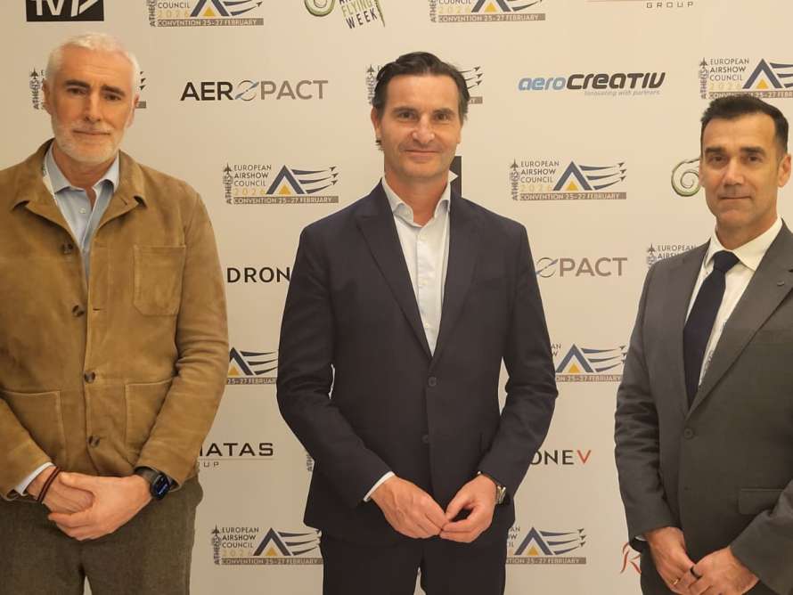 El concejal de Relaciones Institucionales, Jorge González-Palacios, y el director técnico del Festival Aéreo de Gijón, Pablo González, con el presidente de la EAC, Manolis Karachailos