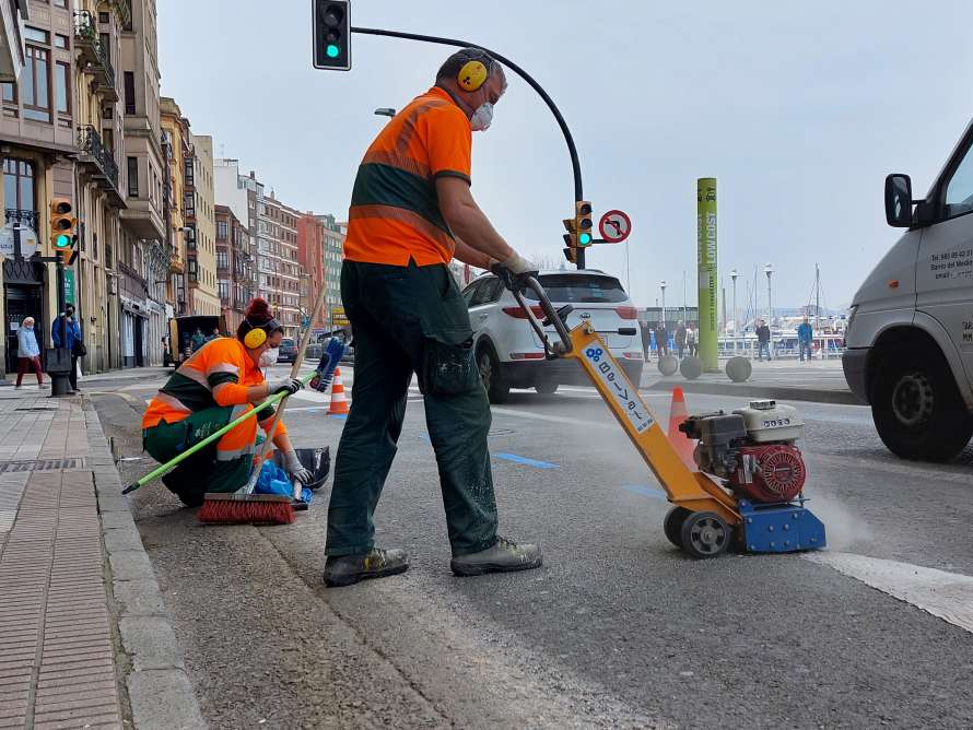 Personal de EMULSA realizando labores de pintado de señalización horizontal
