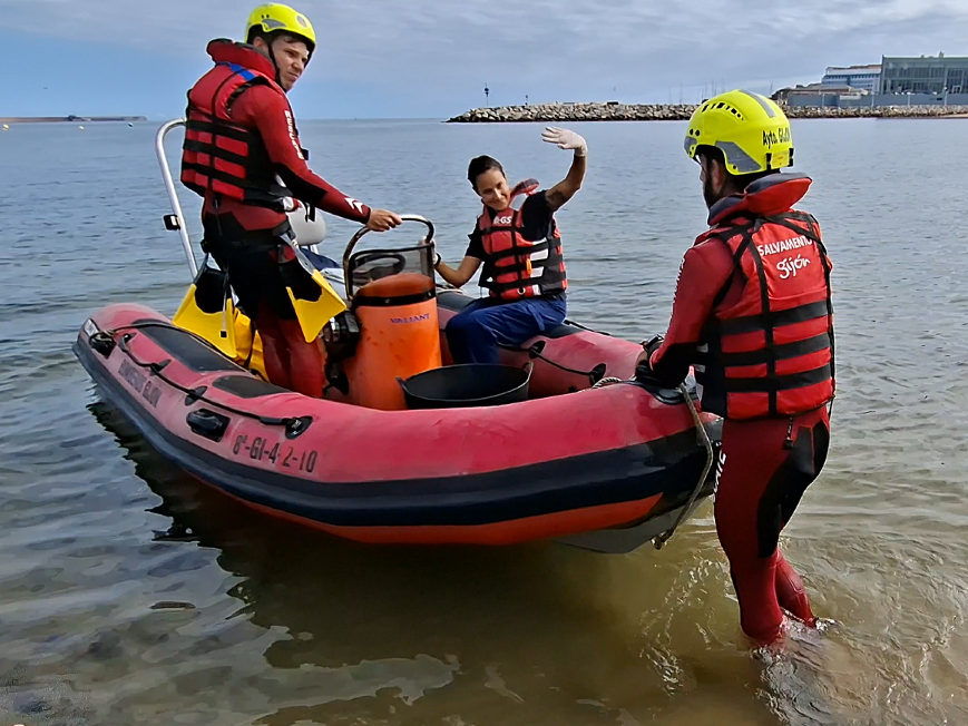 Embarcación Salvamento trasladando a la tortuga-baja.png