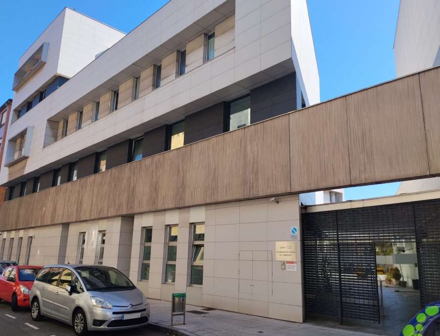 Fachada del Equipamiento Social del Natahoyo, con el rótulo en la entrada