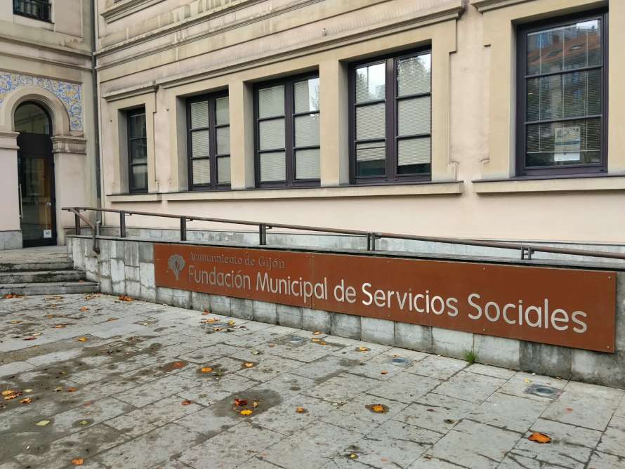 Entrada Fundación Municipal de Servicios Sociales con letrero entrada
