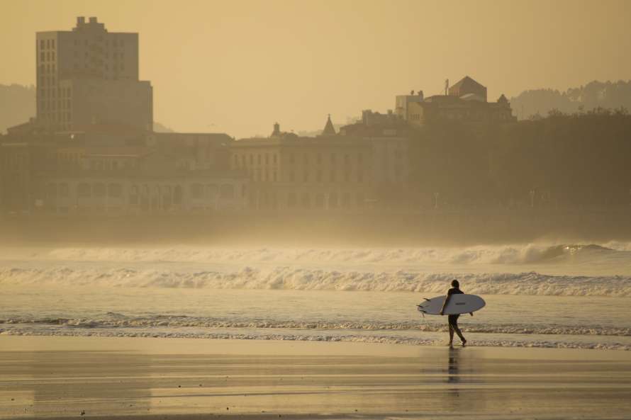 gijon_playas_san_lorenzo_surfera_roberto_egea_acebal.jpg