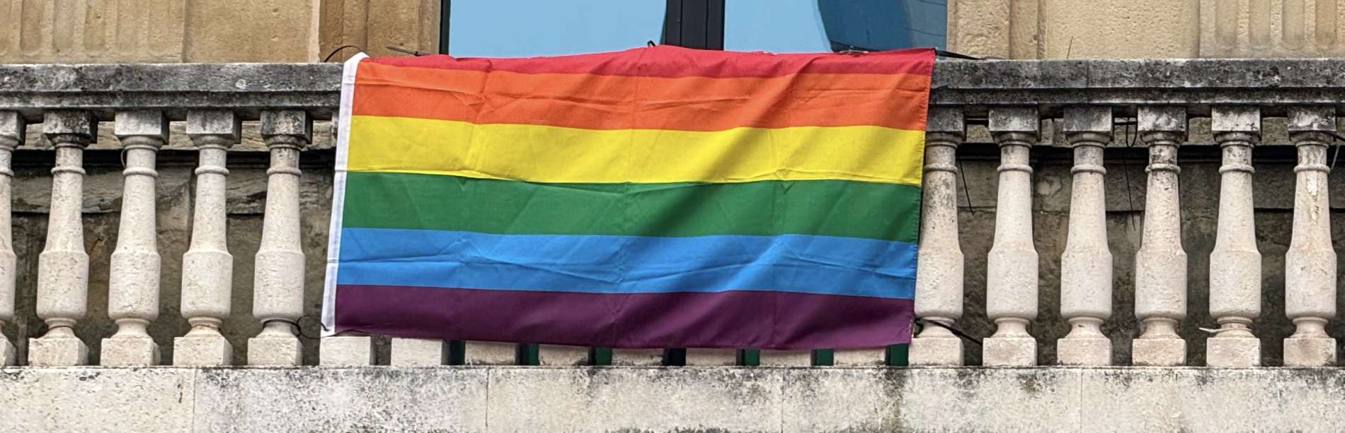 Bandera LGTBI en el balcón de la Casa Consistorial 