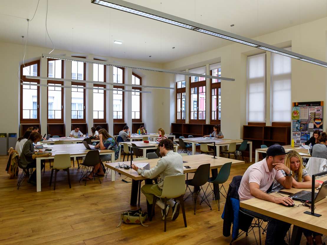 interior de la escuela de comercio