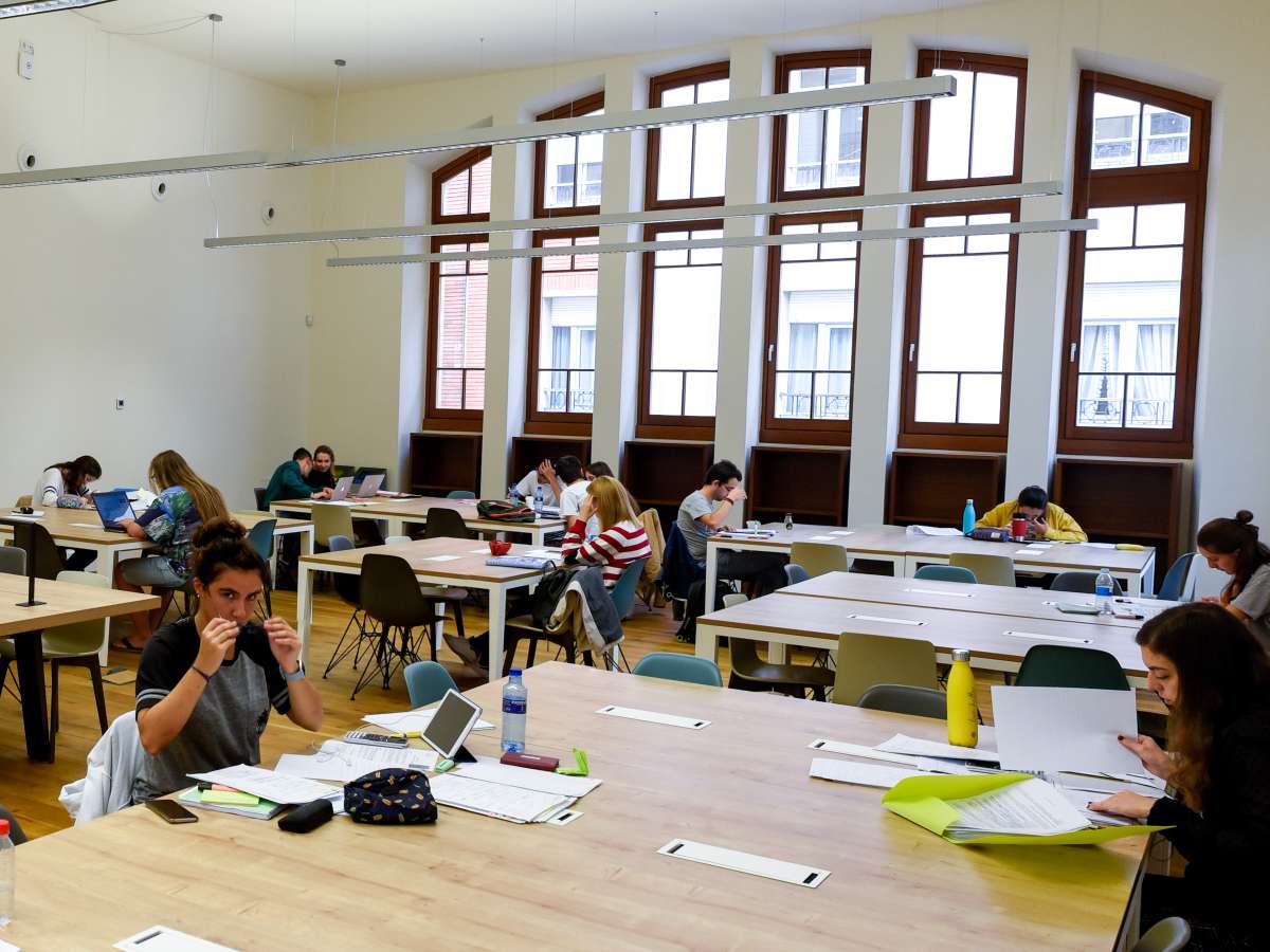 interior de la escuela de comercio
