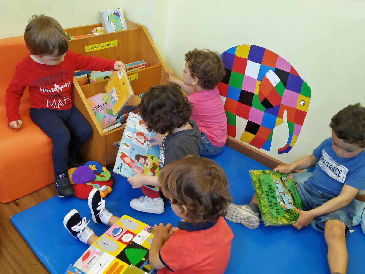 niños jugando en la biblioteca