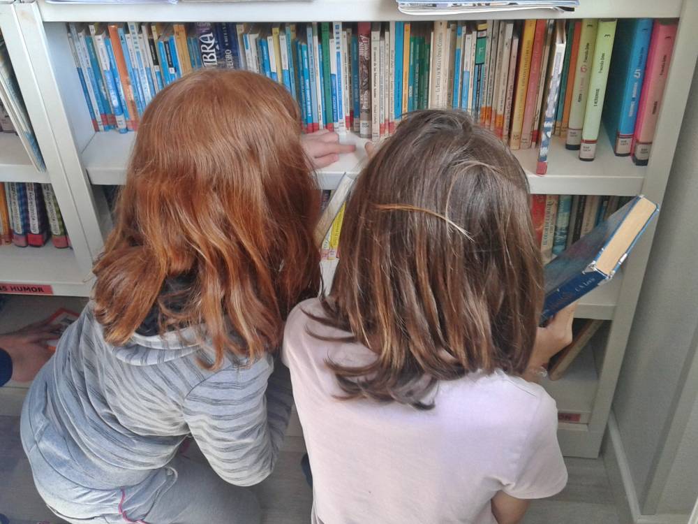 niños buscando libros durante la actividad la maldición