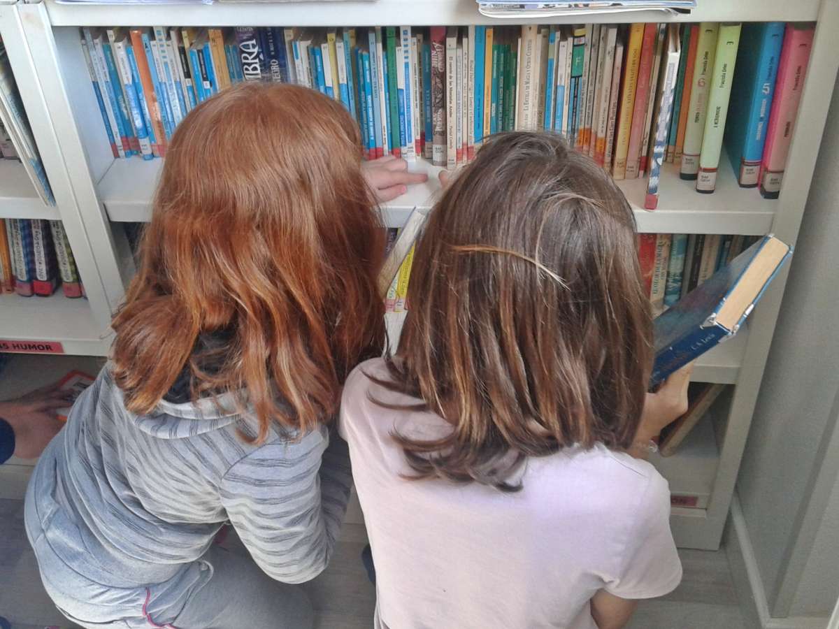 niños buscando libros durante la actividad la maldición