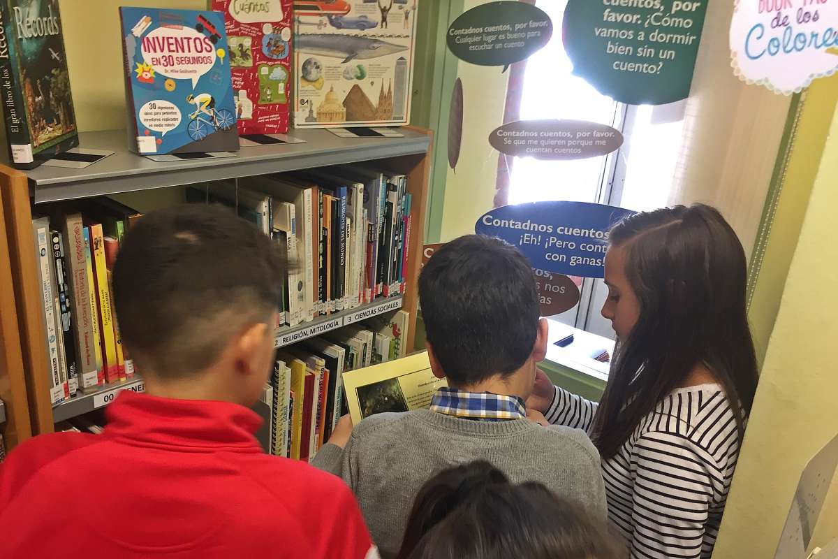 niños buscando libros durante la actividad la maldición