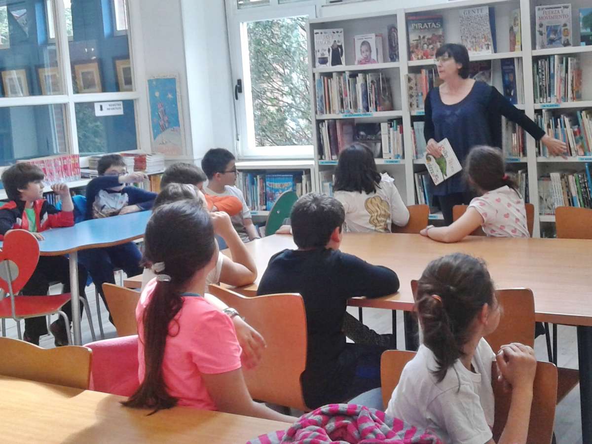 niños buscando libros durante la actividad la maldición