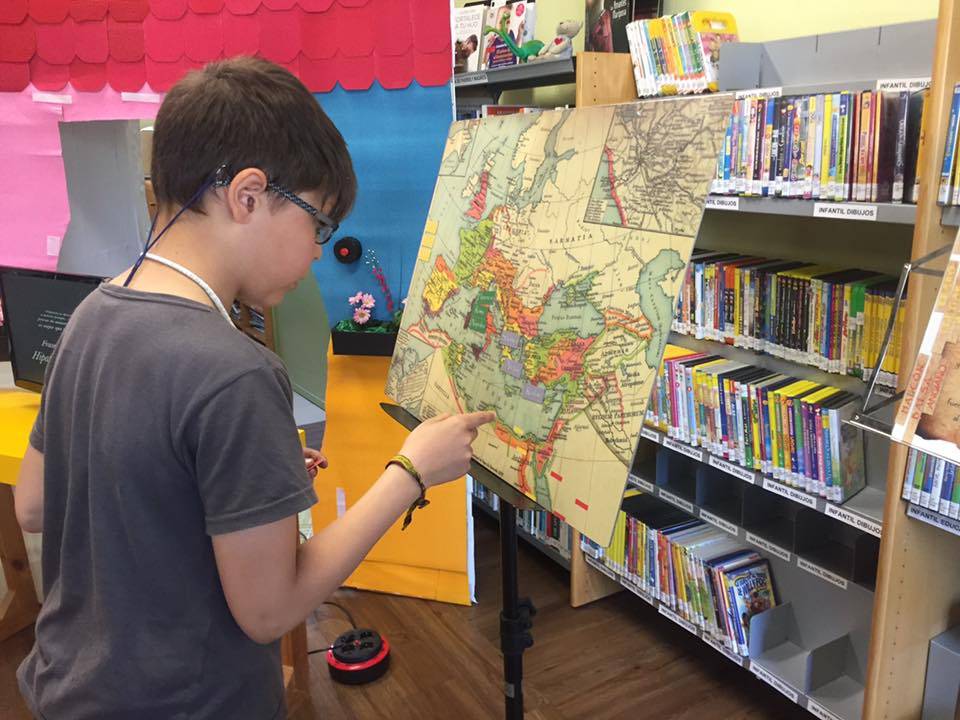 Biblioteca Alejandría niño con mapa