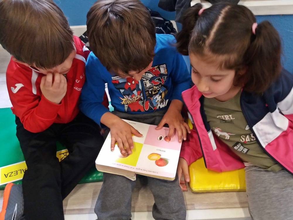 niños leyendo juntos en la biblioteca