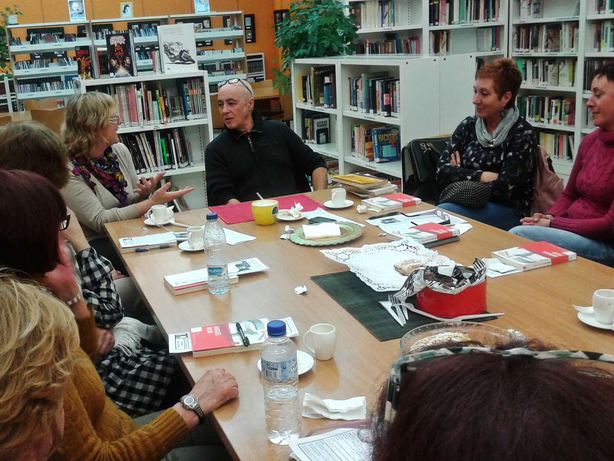 encuentro entre lectores y autor alrededor de una mesa