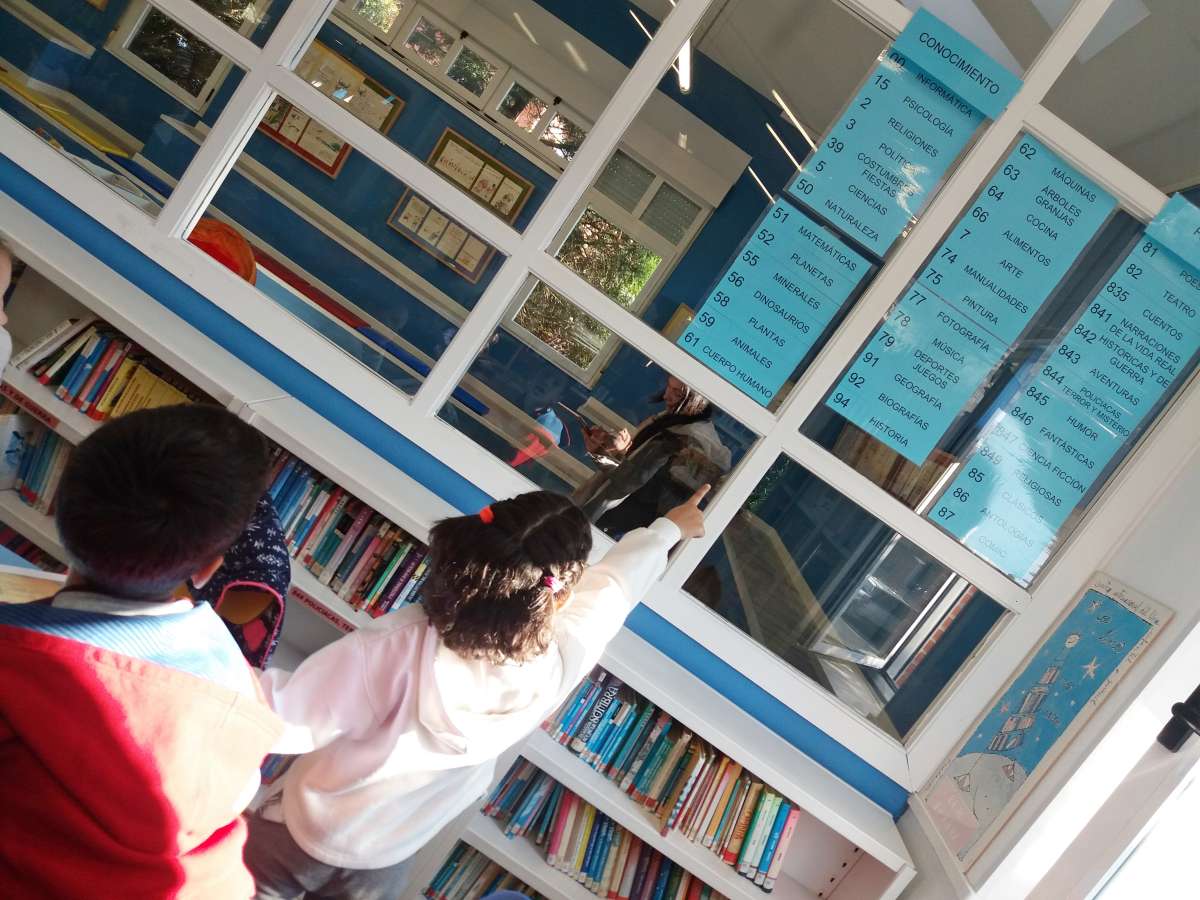 niños jugando en la biblioteca