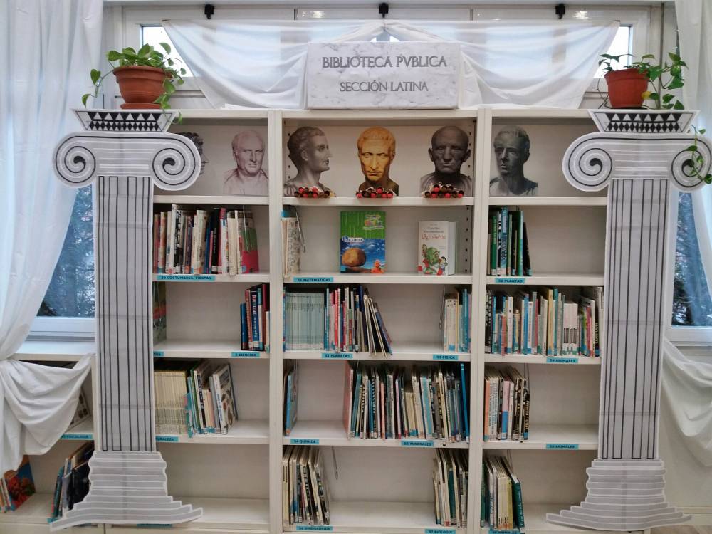 Estantería de biblioteca decorada de romanos