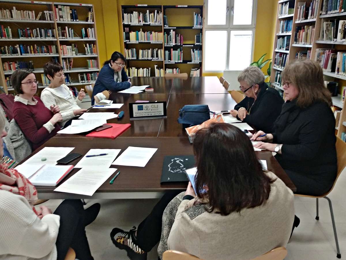 personas practicando ingles sentadas alrededor de una mesa