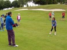 Niños jugando al golf