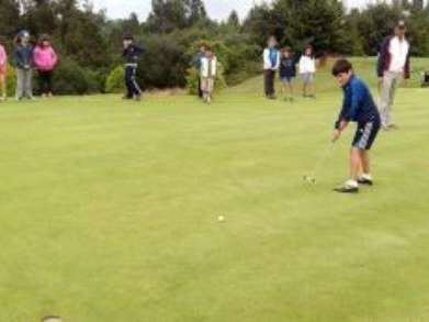 Niño jugando al golf