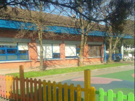 Fachada de Raitanes, escuela infantil.