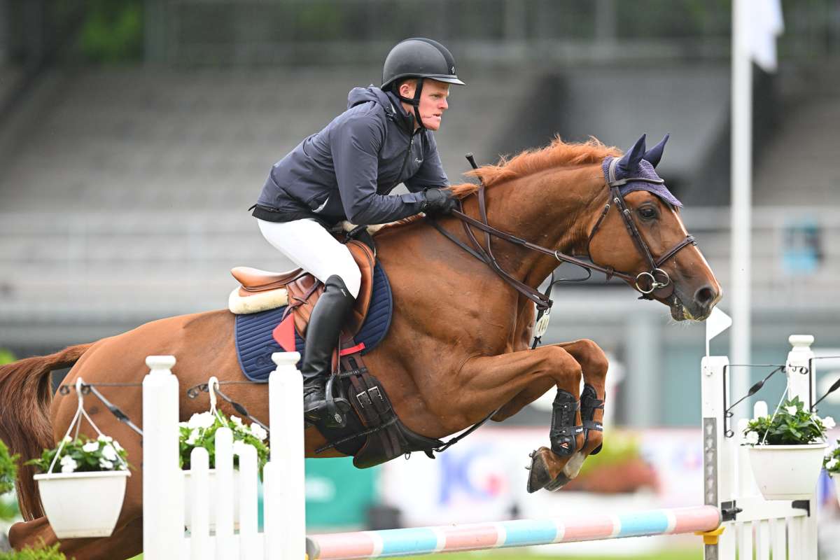 El britanico James Smith saltando un obstaculo